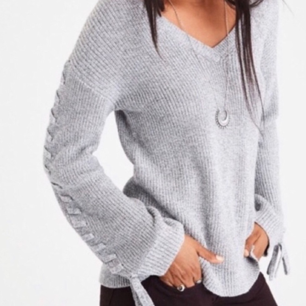 AEO ribbed v-neck sweater with braided sleeves ✨